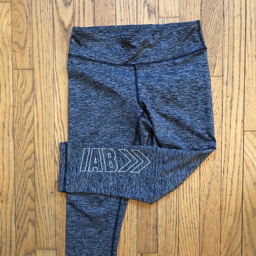 IAB WOMENS CAPRI LEGGING